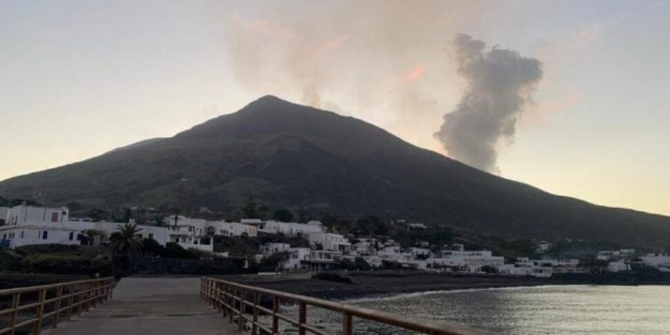 Stromboli, arrestata la colata lavica sulla Sciara del fuoco