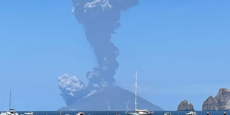 Stromboli, forte esplosione del cratere: nube di cenere in cielo e spiagge evacuate