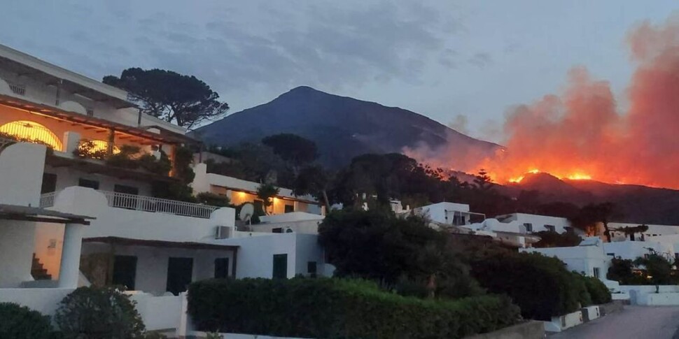 Stromboli, la Rai trasmetterà la fiction con Ambra che causò l'incendio e poi l'alluvione: l'ira degli albergatori