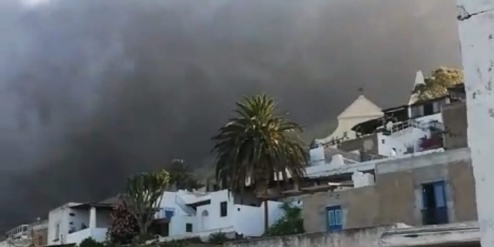 Stromboli, intensa nube di cenere lavica sulla sciara del fuoco