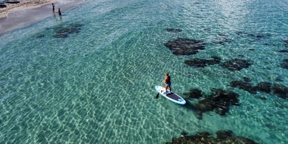 Esce in mare col sup a Siracusa ma c’è troppo vento e non riesce a rientrare: recuperato dalla guardia costiera