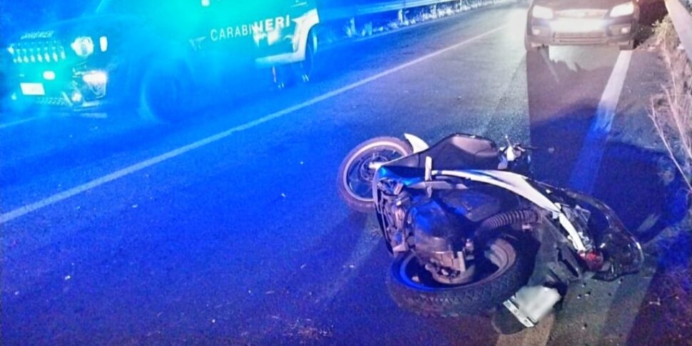 Incidente in moto a Paternò, feriti due ragazzini: «Lo scooter tamponato da un'auto pirata»