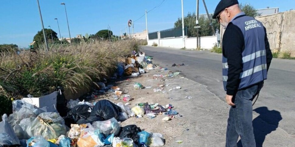 Telecamere in spiaggia a Carini contro chi abbandona rifiuti, il sindaco: «Continuano a usare il litorale come una discarica»