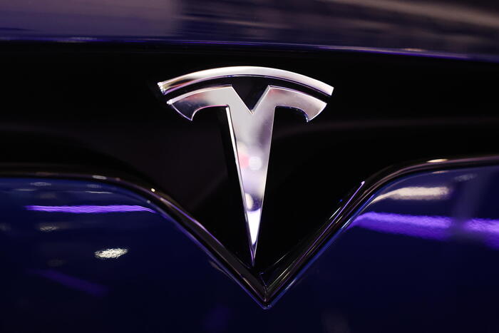 Tesla crolla del 12% a Wall Street, il calo maggiore dal 2022