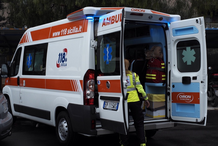 Bimbo di quattro anni cade in piscina nel Messinese, è grave