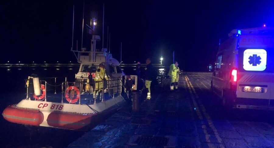 Vulcano, diportista ritrovato morto in mare dalla guardia costiera