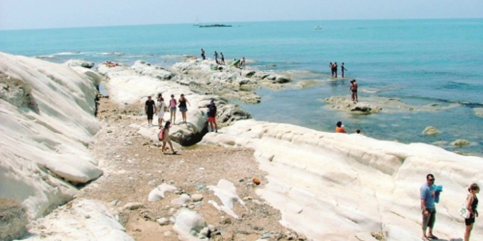 Agrigento, turisti vanno al mare a Punta Bianca: auto danneggiata e saccheggiata, rubati anche 300 euro