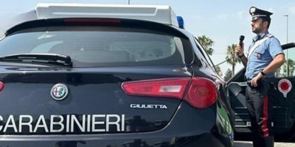 Catania, ubriaco al bar piuttosto che ai domiciliari in casa: si scaglia contro i carabinieri che lo arrestano