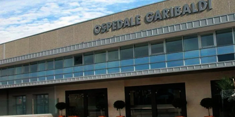 Muore un ragazzo di 22 anni in rianimazione, aggredito il medico e danneggiato il reparto
