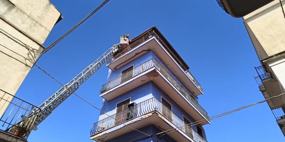 Vittoria, ha bruciato la casa della donna che lo respingeva: convalidato l'arresto