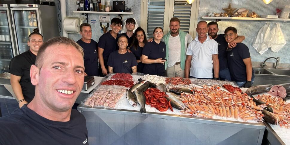 Vulcano, per David Beckham folla da stadio: e al ristorante foto di gruppo