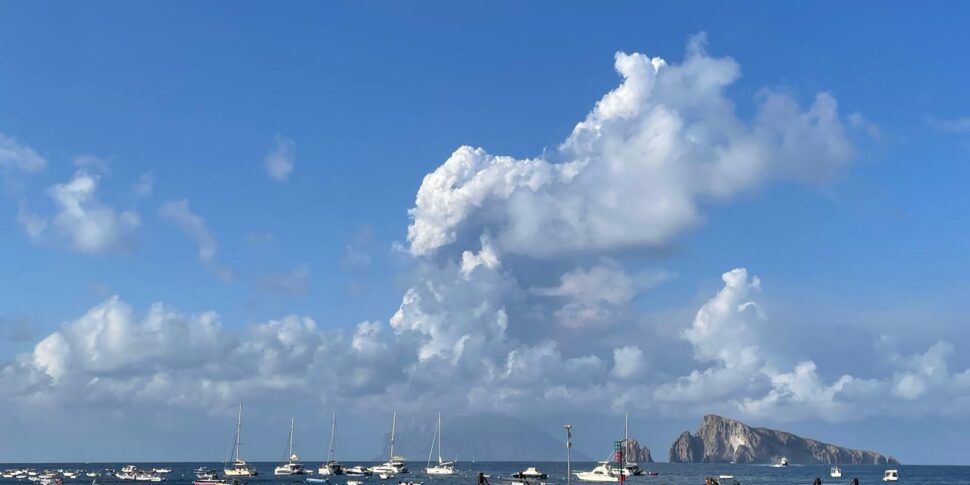 Stromboli, è di nuovo intensa l’attività del vulcano: il sindaco chiude la Spiaggia Lunga