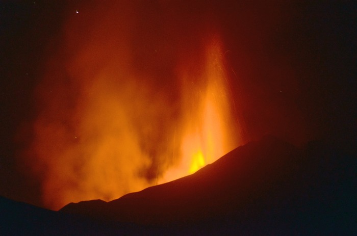 Etna: nuova fontana di lava dal Cratere Voragine