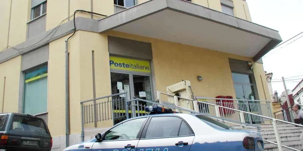 Lentini, ruba 9 litri di benzina dai veicoli delle Poste: denunciato venticinquenne