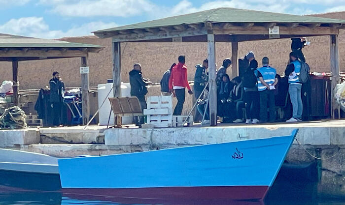 Migranti: in cinque sbarchi giunti in 301 a Lampedusa