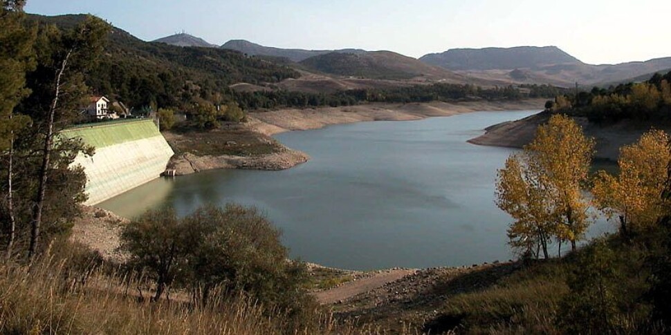 L'acqua del Fanaco torbida dopo le piogge: a poco a poco la situazione torna alla normalità