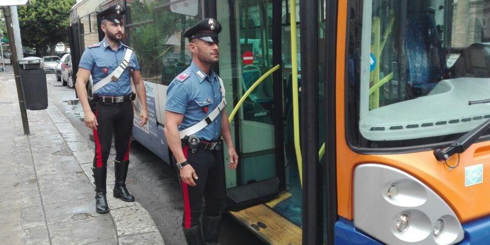 Palermo, adolescenti non pagano il biglietto del bus e picchiano il controllore