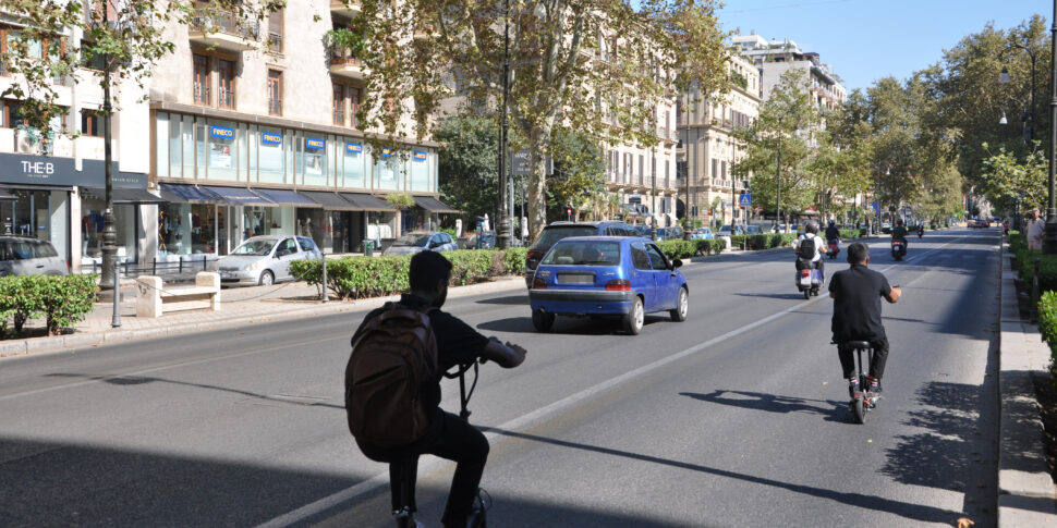 Palermo, lite nel traffico in via Libertà: un tassista pesta un ragazzo di 23 anni