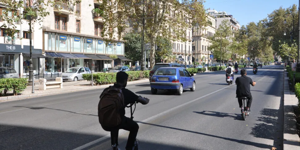 Palermo, lite nel traffico in via Libertà: un tassista pesta un ragazzo di 23 anni