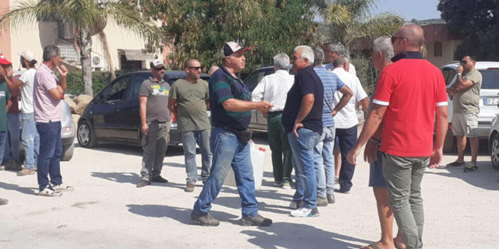 Siccità, sit-in degli agricoltori di Ribera: altra acqua o le nostre terre rischiano di morire