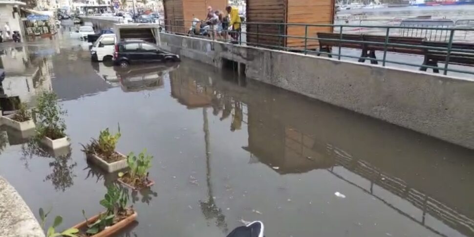 Lipari, le vie del centro allagate per le forti piogge: disagi per residenti e turisti