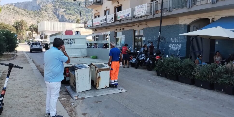 Palermo, venditori ambulanti in spiaggia a Mondello con due frigoriferi e un congelatore: interviene la polizia municipale