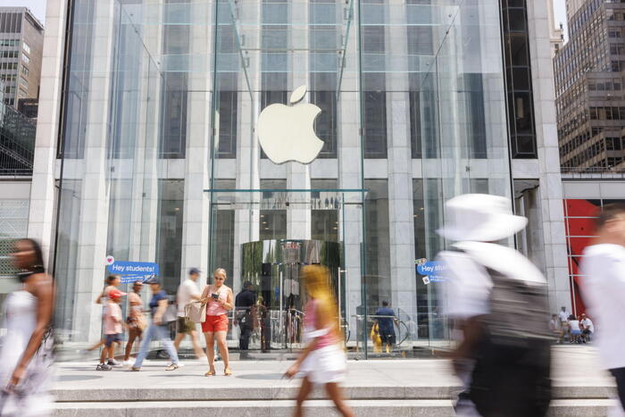 Apple sopra le attese ma frena in Cina. Balzo dell'utile Amazon