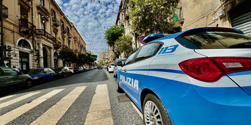 Forza il posto di blocco, poi danneggia l'auto della polizia: arrestato con la droga ventunenne a Catania