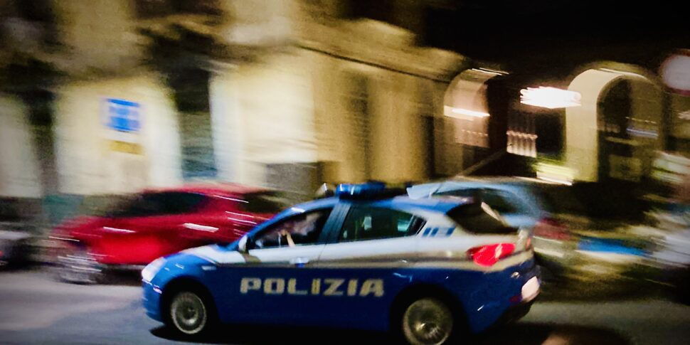 Girava con un'auto rubata, alla vista della volante fugge e si schianta contro un muro, arrestato un trentanovenne a Catania