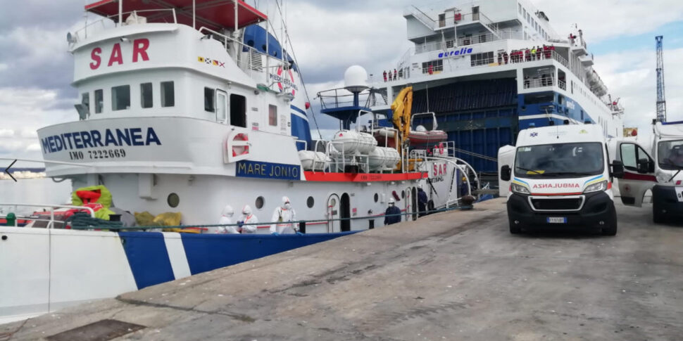 Migranti, sbarcati in 67 a Pozzallo dalla nave della Ong Mare Jonio