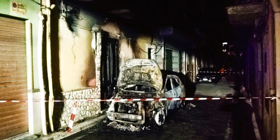 Auto in fiamme, cavi bruciati, black-out nelle case: a Bagheria una notte di paura