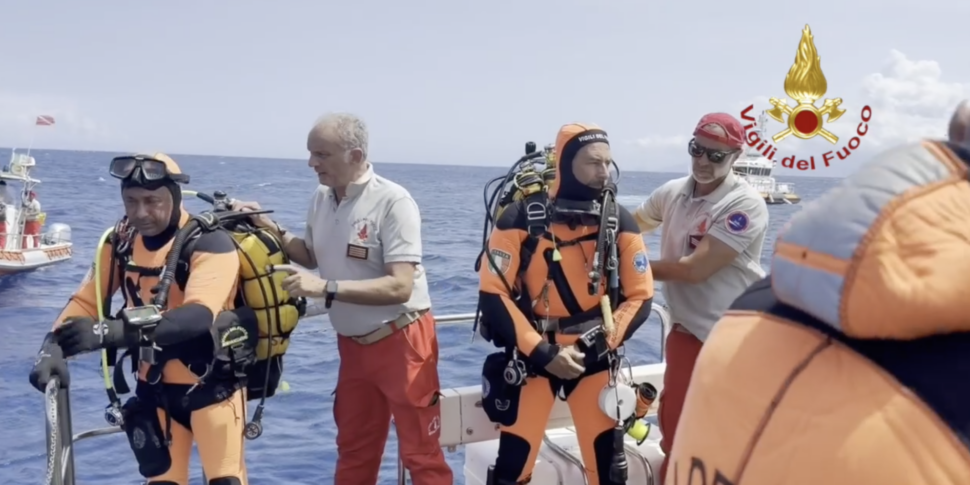 La barca affondata a Porticello, i sommozzatori aprono un varco nello scafo