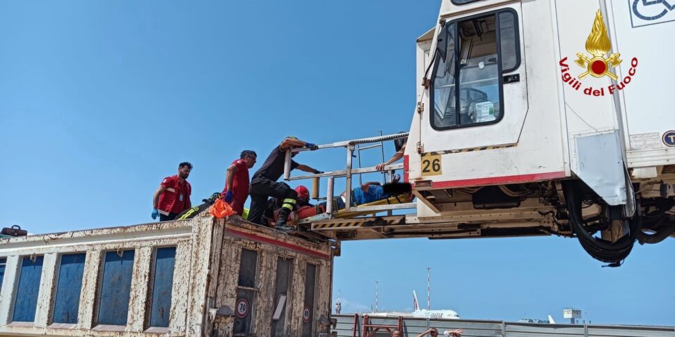 Palermo, operaio cade dentro un cassone e resta bloccato tra mattoni e scarti edili