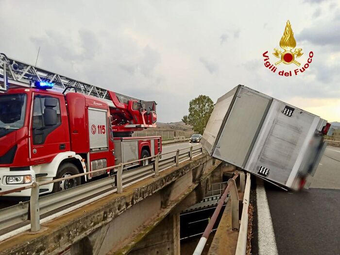 Camion si ribalta e resta in bilico su cavalcavia su A19