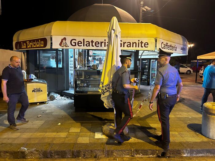 Sparatoria contro chiosco, carabiniere ferito di striscio