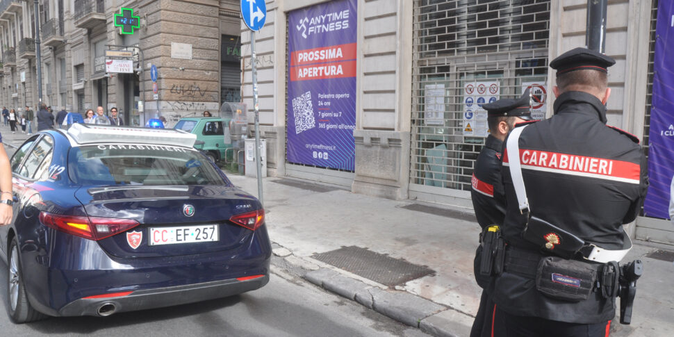 Palermo, armato di coltello semina il panico in via Roma: bloccato dai carabinieri