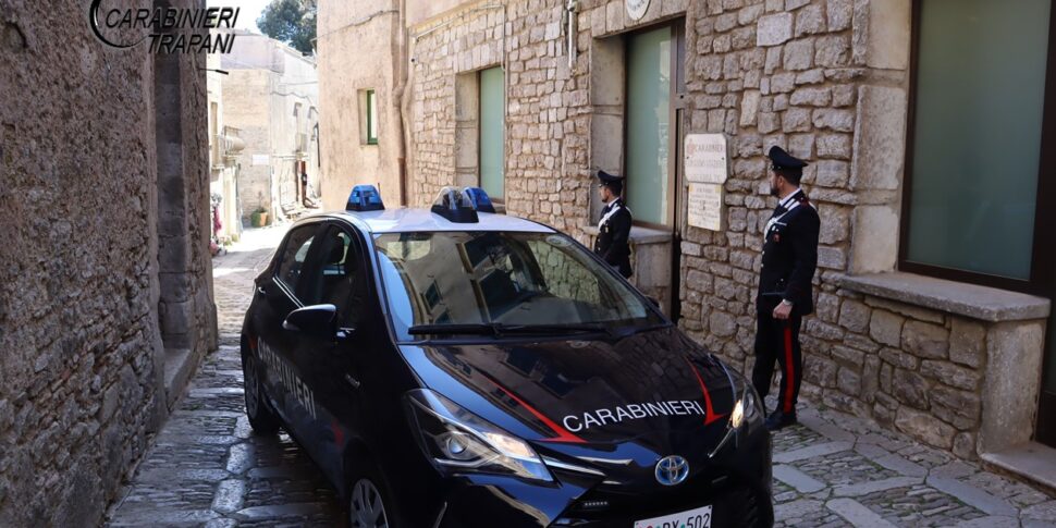 Carabinieri di Erice trovano un portafoglio con dentro mille euro e lo restituiscono al turista che lo aveva smarrito