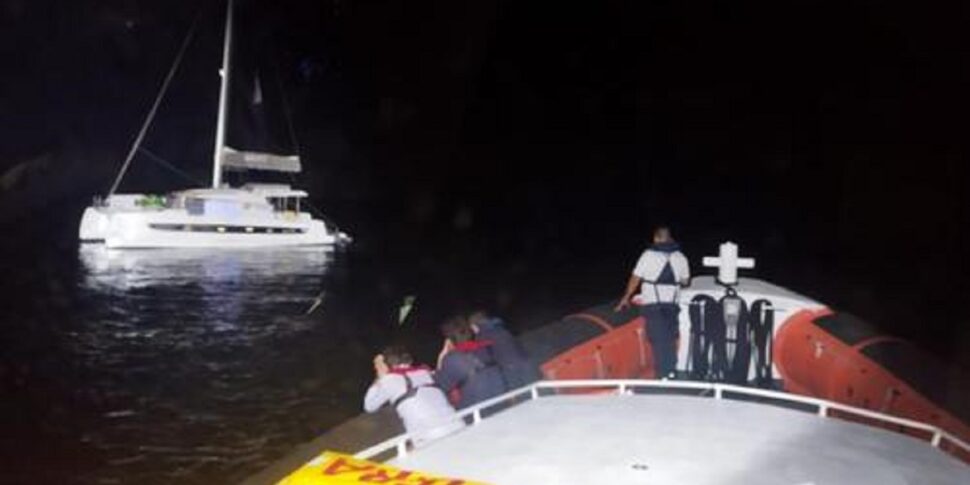 Lipari, un catamarano rischia di affondare: arriva la guardia costiera e salva nove turisti