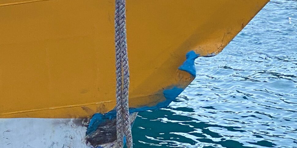 Lipari, catamarano finisce contro un palo durante la manovra d'attracco