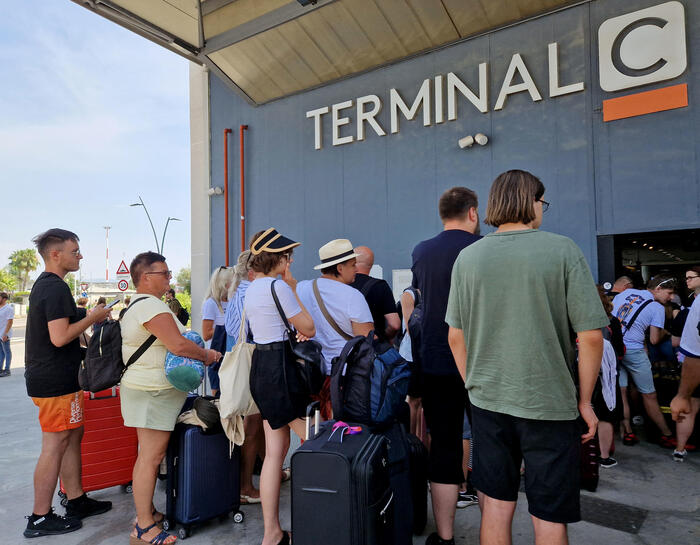 Ripresa attività aeroporto di Catania fermo dopo eruzione Etna