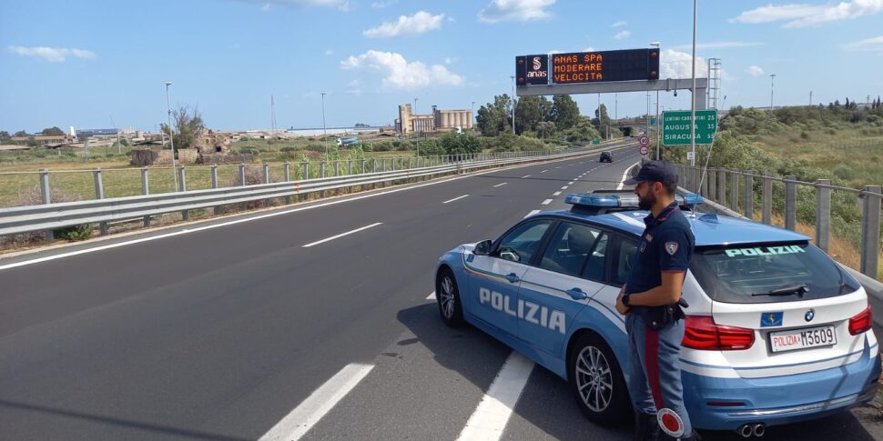 Catania, rimane senza benzina: la polizia stradale si ferma per aiutarlo ma scopre che l’auto è rubata