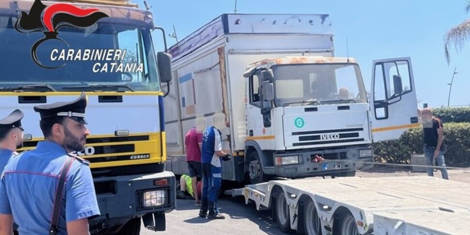 Catania, il camion dei panini occupava abusivamente il suolo pubblico da 6 anni: rimosso