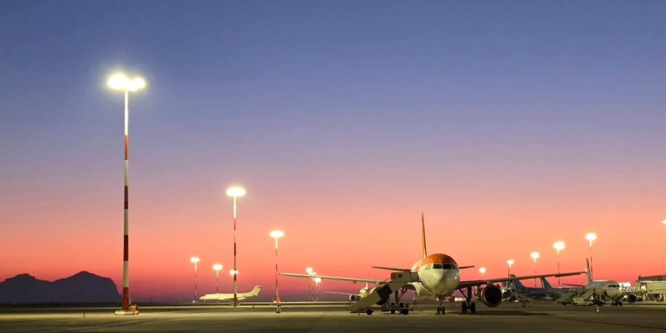 La chiusura dell'aeroporto di Catania per la cenere dell'Etna: molti i voli dirottati a Palermo, ecco quali