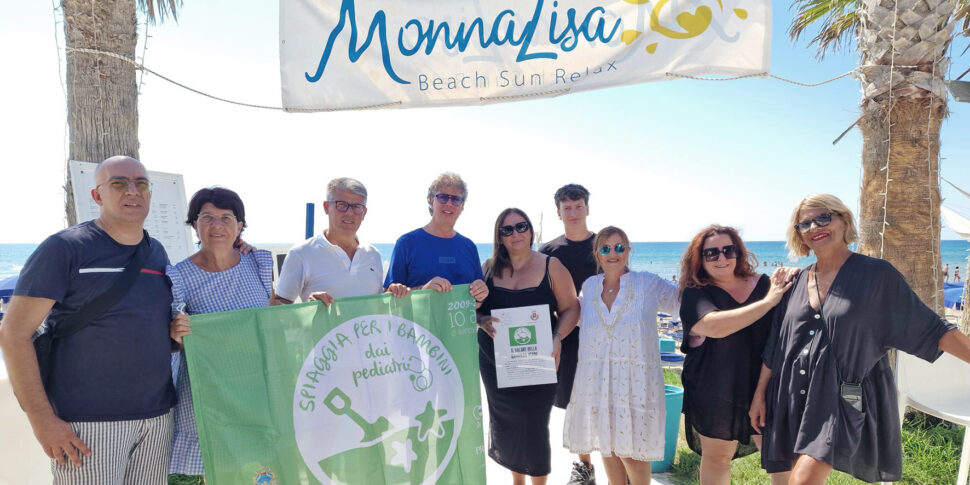 Confermate le bandiere verdi per i bambini alla spiaggia di Tre Fontane: ecco le foto della consegna a cinque lidi