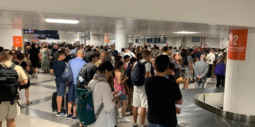 Controlli serrati sui bagagli: bloccati per due ore all'aeroporto di Palermo i passeggeri di un volo proveniente da Istanbul