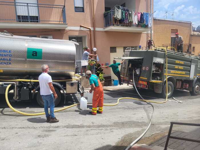 Protezione civile distribuisce acqua in frazioni Agrigento