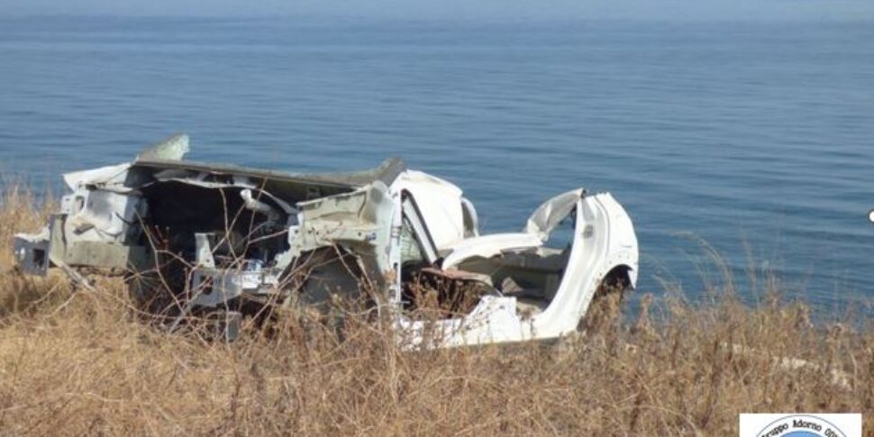 A Palermo degrado nel parco dedicato a Libero Grassi: viaggio tra rifiuti e auto rubate