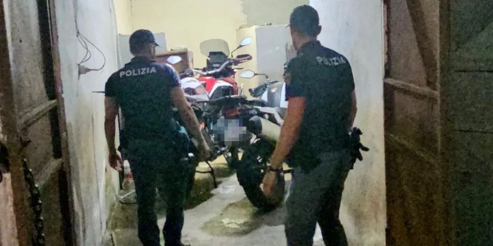 Catania, scoperto un deposito di moto rubate
