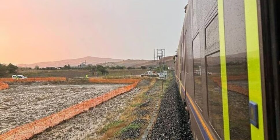 Il treno deraglia per una frana tra Vallelunga e Marianopoli, i soccorsi ai passeggeri arrivano dopo ore