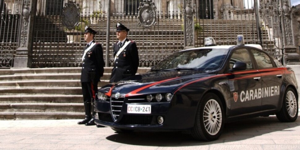 Ragusa, entra a casa della compagna e la picchia: disposto il divieto di avvicinamento